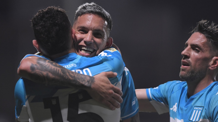 Maximiliano Romero festeja con Enzo Copetti el gol del triunfo de Racing ante Platense foto Julin lvarez 