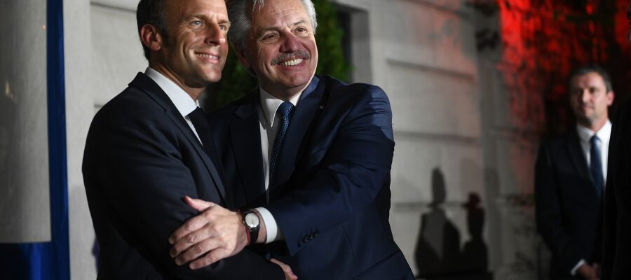 Fernández se reunió con Macron y ambos pidieron por "la paz"