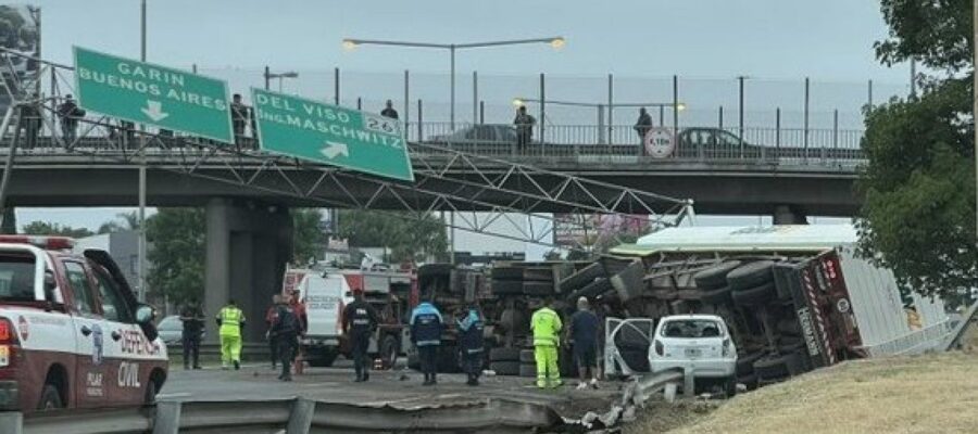 Un camión chocó y volcó en la Autopista Panamericana: un herido