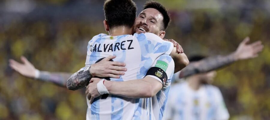 De ídolo a compañero: La foto viral de un jóven Julián Álvarez con Lionel Messi