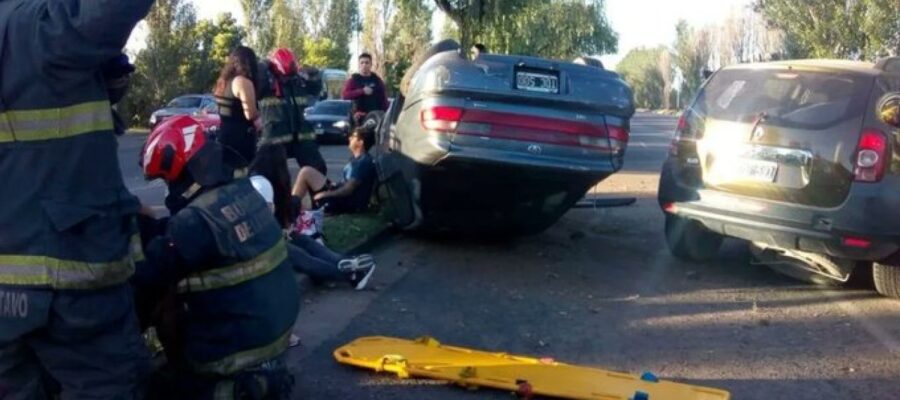 Video: cuatro heridos en un choque múltiple y vuelco en Villa Lugano
