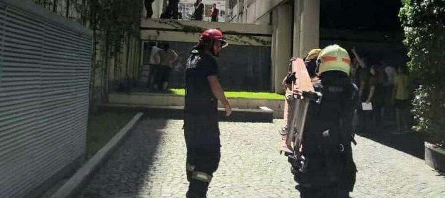 Una joven cayó de un cuarto piso en Recoleta y buscan a un presunto responsable