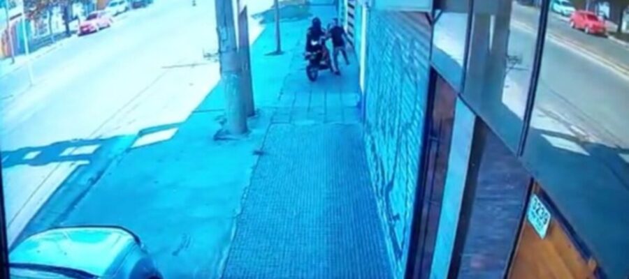 VIDEO Un policía de civil fue baleado por "motochorros" en Merlo