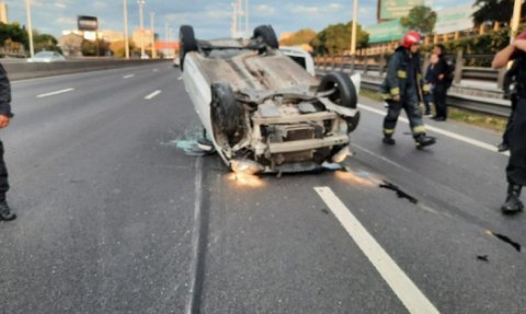 Choque y doble vuelco en la Avenida General Paz: uno de los conductores ...