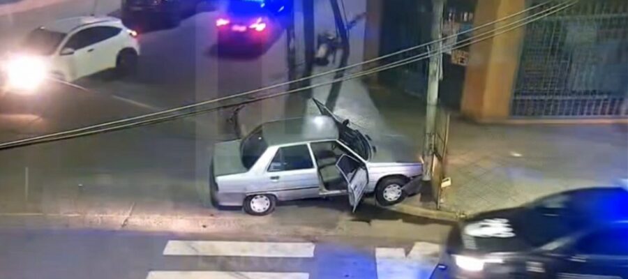 Lanús: escapaban de la Policía tras evitar un control y chocaron contra un poste de luz