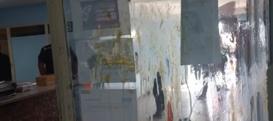 Atacaron una comisaría luego de la liberación de un detenido acusado de abusar a un menor