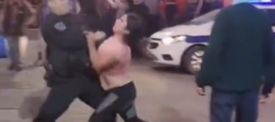 Video: una mujer borracha, a las trompadas con un policía en Jujuy