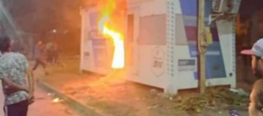 Rafael Castillo: tras el crimen de una chica de 25 años vecinos incendiaron una garita policial
