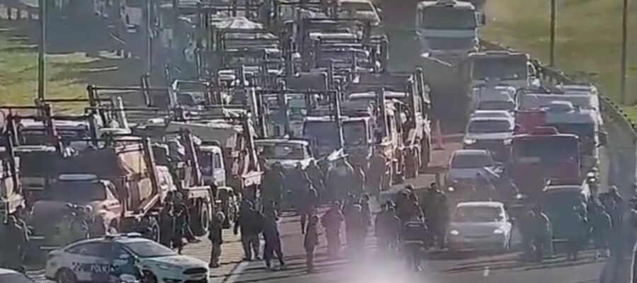 Un grupo de transportistas de volquetes cortó el Camino del Buen Ayre por una protesta