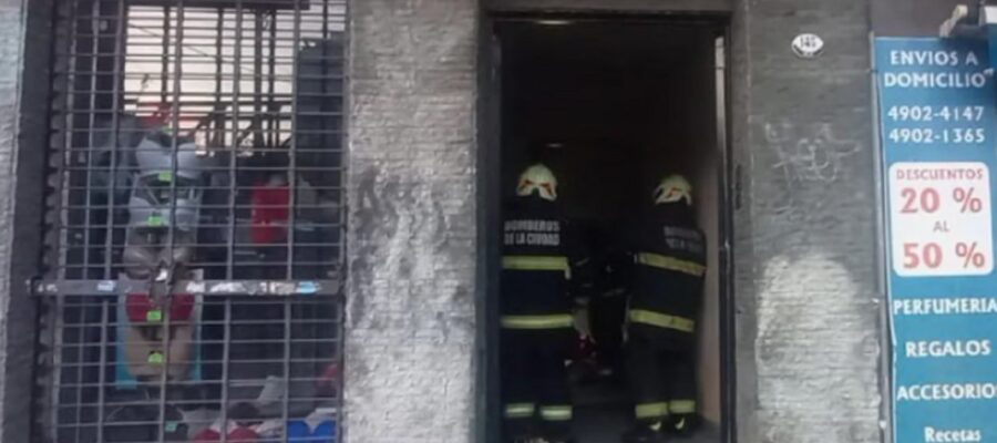 Se incendió un departamento en Caballito: una mujer está grave por inhalar monóxido de carbono