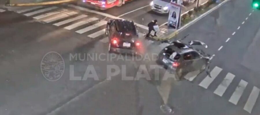 Se salvó de milagro: una mujer quedó en el medio de un fuerte choque en La Plata
