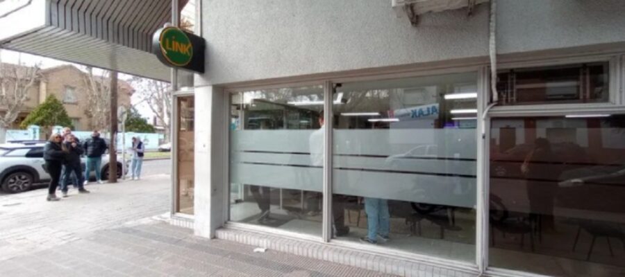 El impactante relato de un rehén del intento de golpe comando en un banco de La Plata: “Me apuntaron con el arma”
