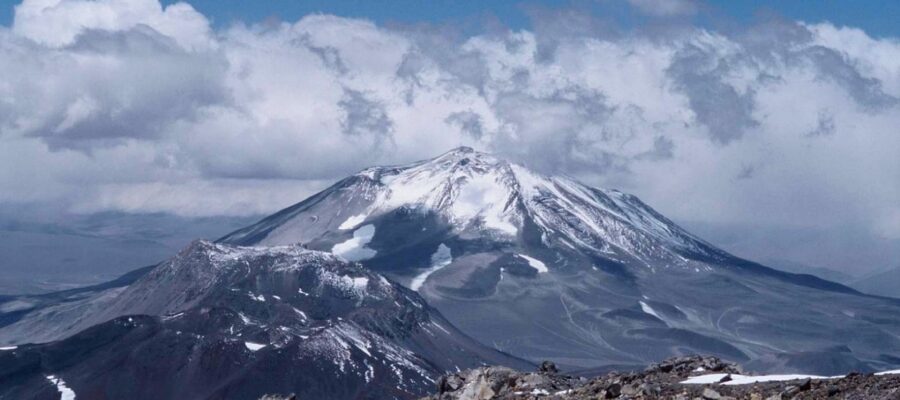 El volcán más alto del mundo está en la Argentina y todavía puede entrar en erupción