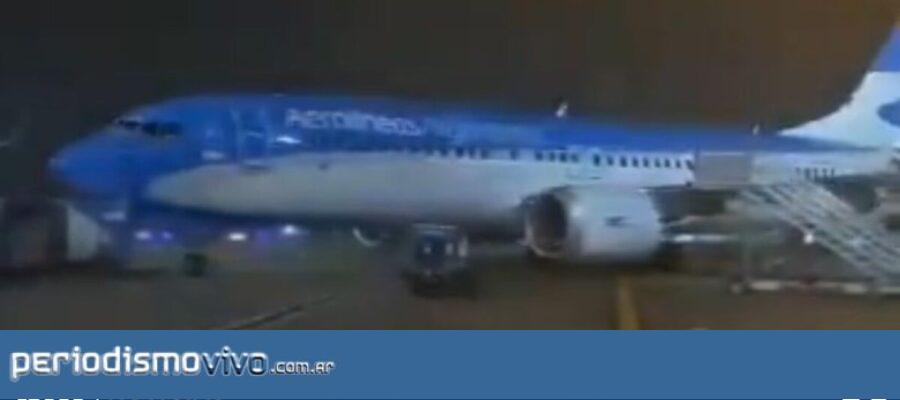 Temporal: vuelos cancelados y demorados en Ezeiza y Aeroparque, donde hubo destrozos y hasta un avión tambaleando por las ráfagas de viento