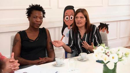 Inicia el  juicio a la mujer que llegó al país con sus hijos tras relatar abusos del padre