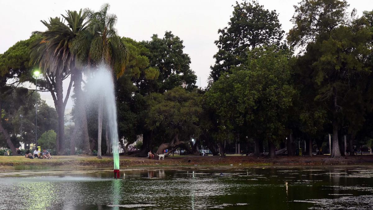 En La Plata el cianosemforo servir para controlar la laguna artificial de la Repblica de los Nios la del Parque Saavedra y el lago del Bosque Foto Prensa