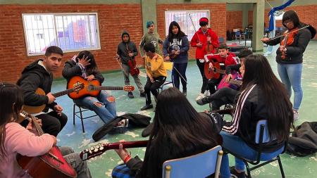 Lanzaron una campaña solidaria para seguir enseñando música a 280 chicos en villas