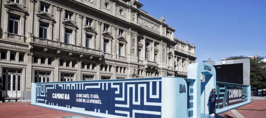 Camina BA: un laberinto frente al Colón por la semana de la limpieza