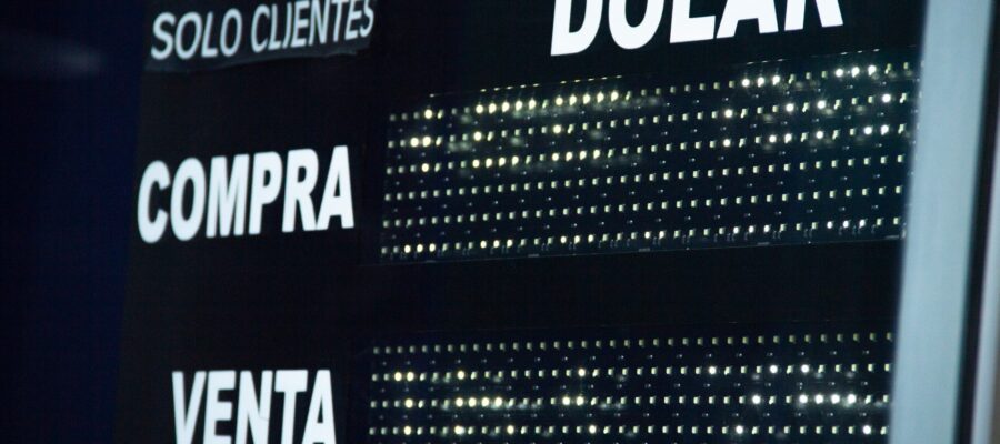 Dólar hoy y dólar blue, EN VIVO: a cuánto cotiza el oficial y cuál es el precio del paralelo este lunes 3 de agosto, minuto a minuto