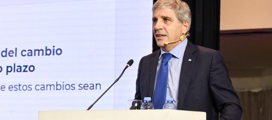 Caputo redobla la apuesta: cuestionó a la industria, negó una devaluación y adelantó más medidas