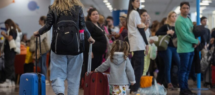 Viajar en avión será más caro: el Gobierno dolariza una tasa clave